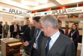 Immagine associata al documento: Il Ministro Scajola visita lo stand della Regione Puglia al "THE BIG 5"di Dubai
