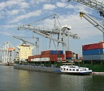 Immagine associata al documento: Vendola e Minervini in visita al Porto di Rotterdam