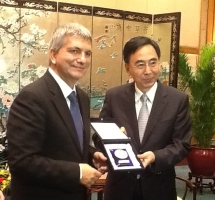 Immagine associata al documento: Il via libera alle proposte di Vendola nel corso dell'incontro con il Governatore del Guangdong