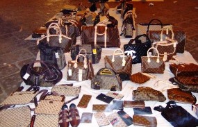 Immagine associata al documento: Ricerca Mise-Censis sulla contraffazione. A Roma il 74,6% dei giovani compra merce falsa